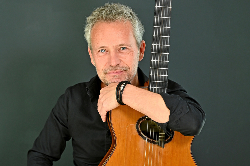 In seinem Musiker-Leben greift Gitarrist Silvio Schneider (53) mit Hingabe in die Saiten.