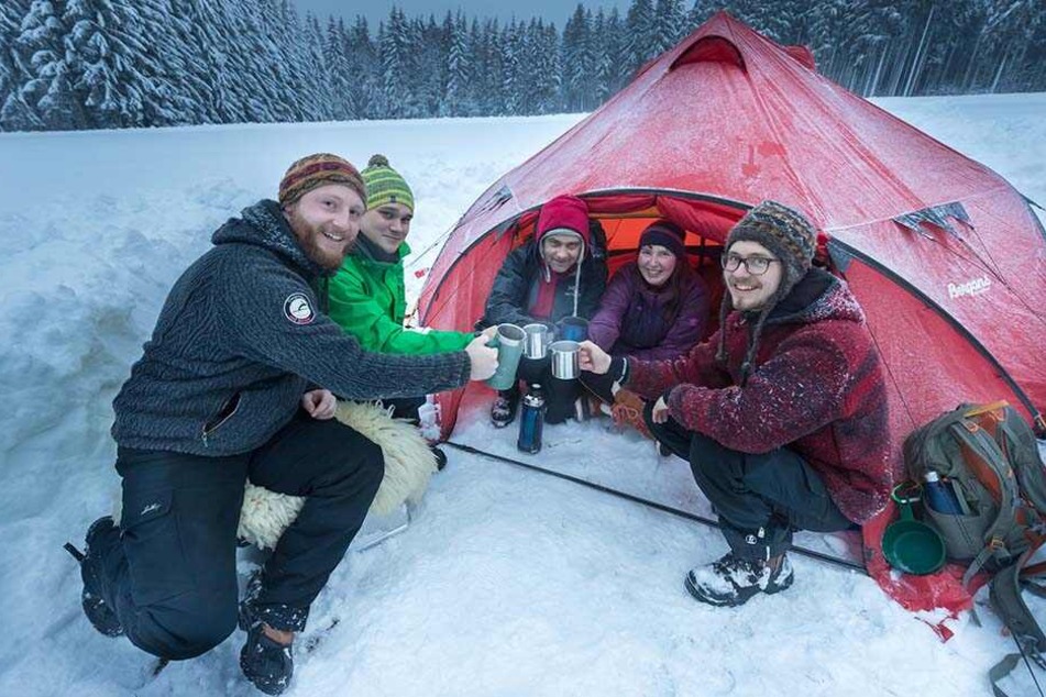 Übernachten bei -1 Grad: Otto (29), Robin (28), Torsten (47), Frieda (31) und Tobias (29,v.l.) haben ihre Zelte schon am Freitagabend aufgestellt.