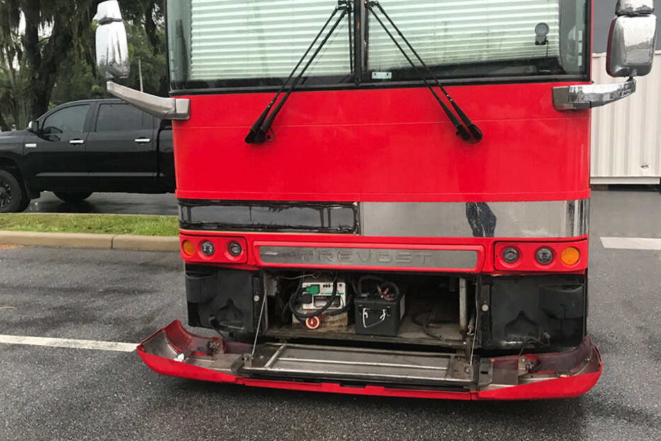 Nachdem der Bus merkwürdige Geräusche abgegeben hatte, wurde er vom Fahrer eingehend untersucht.