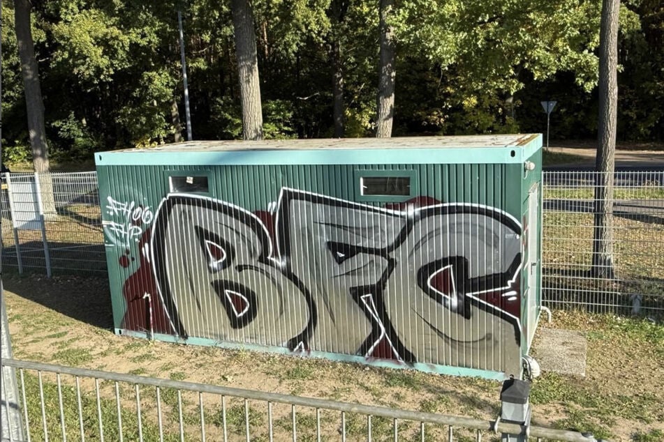 Die Spree-Arena wurde in der Nacht zu Sonntag beschmiert. Der Container am Eingang ist nur ein Tatort von vielen.