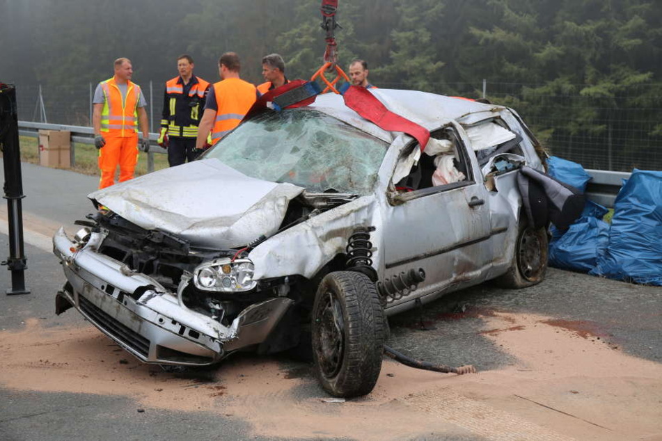 Zwei Hunde konnten aus dem Auto gerettet werden, für die Fahrerin kam jede Hilf zu spät.