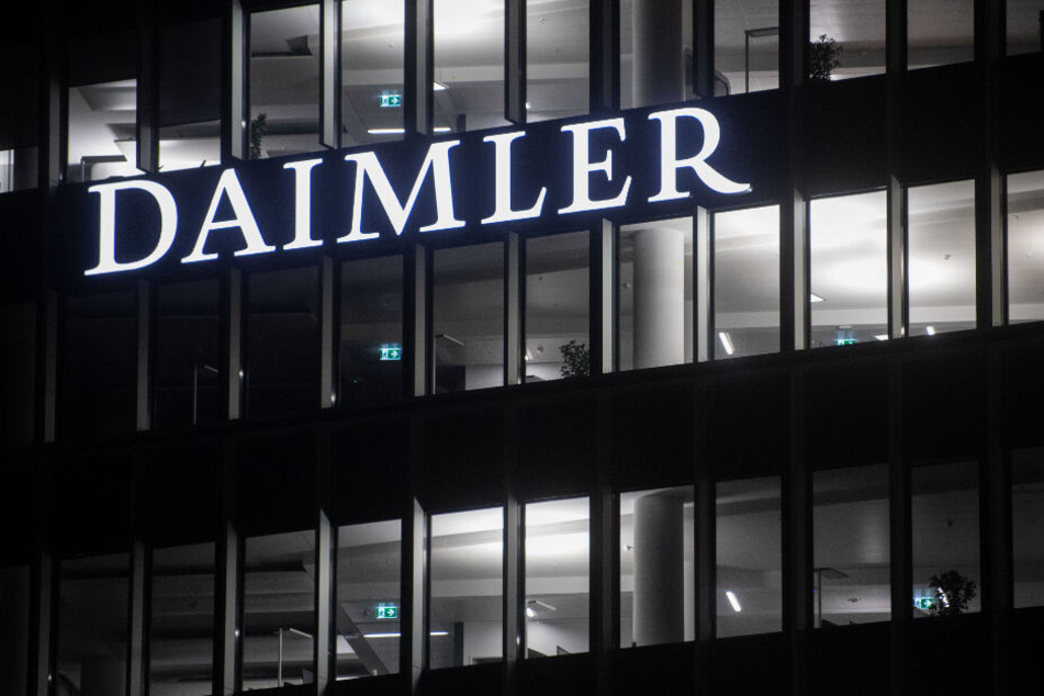 Die Fenster in der Daimler Zentrale in Untertürkheim sind beleuchtet.