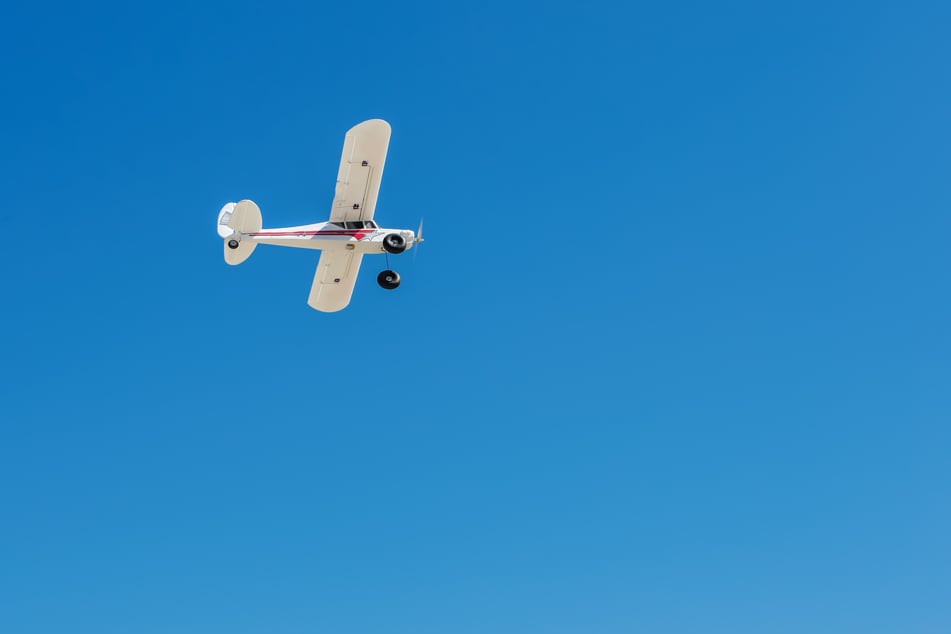 Die Polizei hat die Ermittlungen zur Ursache des tragischen Flugzeugabsturzes aufgenommen. (Symbolbild)