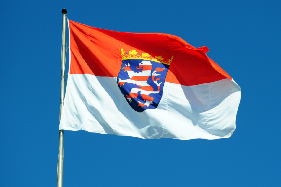 Die Flagge des Landes Hessen weht im Wind.