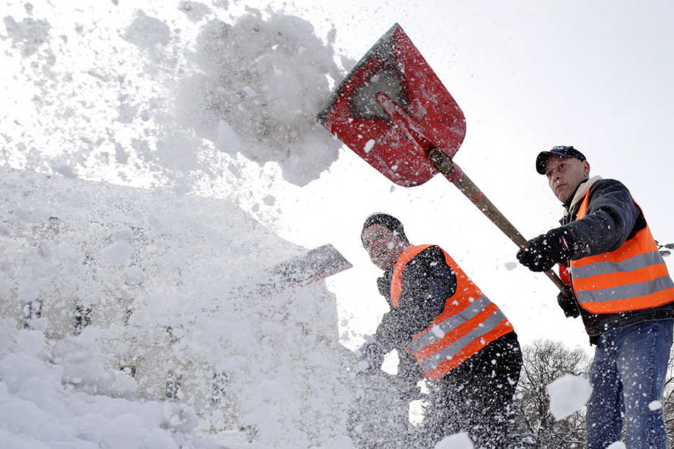 Schneeschippen und das Streuen der Gehwege gehört zu den Pflichten von Anliegern.