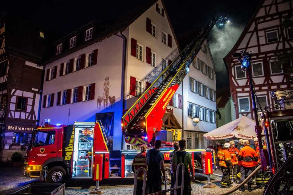 Bei dem Brand in der Sozialunterkunft starben in der Nacht zwei Menschen.