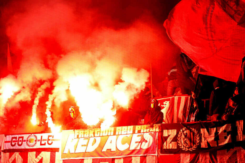 Einige wenige Chaoten hatten beim Ligaspiel am Samstag beim SC Paderborn zu Beginn der zweiten Halbzeit Pyrotechnik abgebrannt.