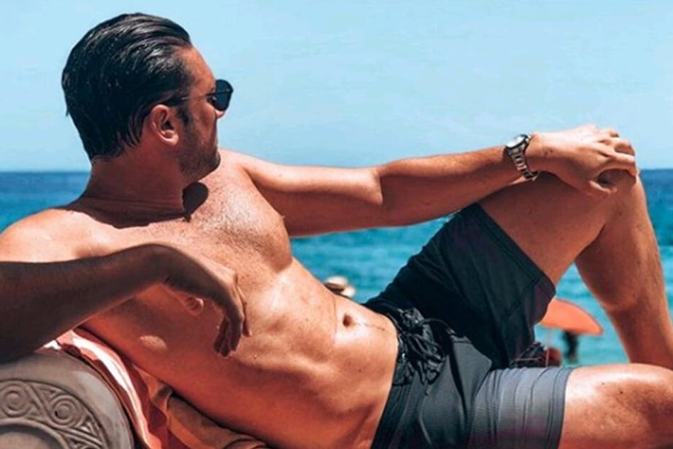 So sexy präsentiert sich der Ex-Bachelor seinen Fans bei Instagram.