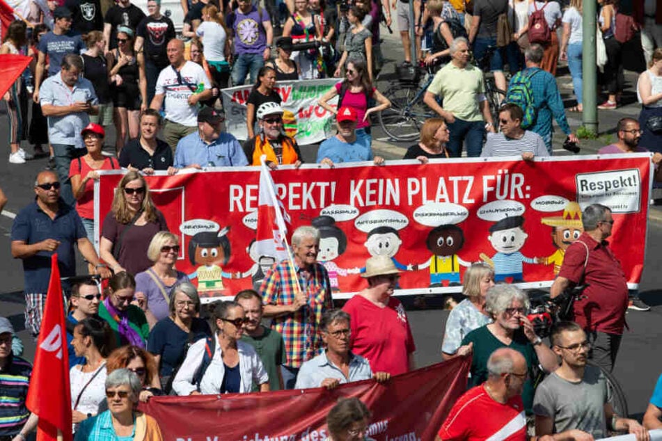 Tausende demonstrierte gegen die Rechten-Demo.