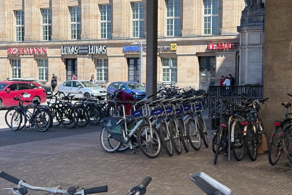 Das Parkhaus soll zudem für mehr Sicherheit sorgen. Kunden sollen durch ein Drehkreuz beziehungsweise eine Radtür kontrolliert hineinkommen. Die Nutzung kostet einen Euro pro Tag.