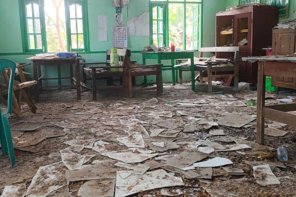 Ein Raum einer Oberschule ist mit Trümmern gefüllt, nachdem sie den Angaben zufolge von einem Luftangriff des Militärs im Dorf Ohe Htein Twin getroffen wurde.