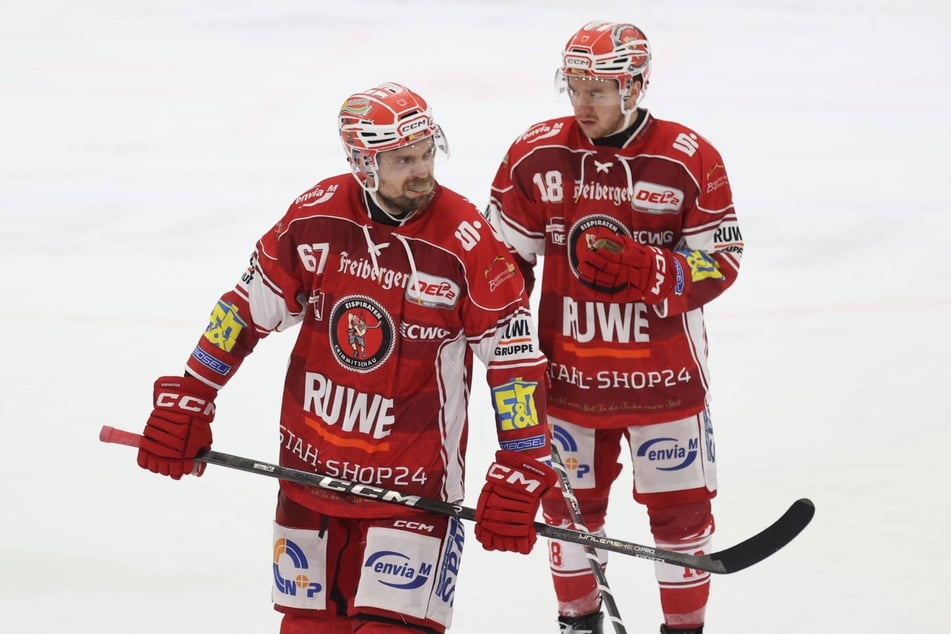 Die Eispiraten müssen in den nächsten beiden Spielen auf Jarno Kärki (32, l., mit Collin Adams) verzichten.