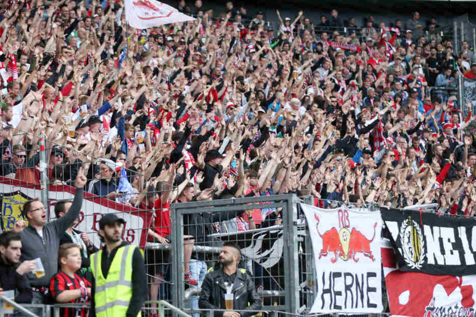 Beim letzten Saisonspiel fielen einige RB-Fans durch Pöbeleien auf.