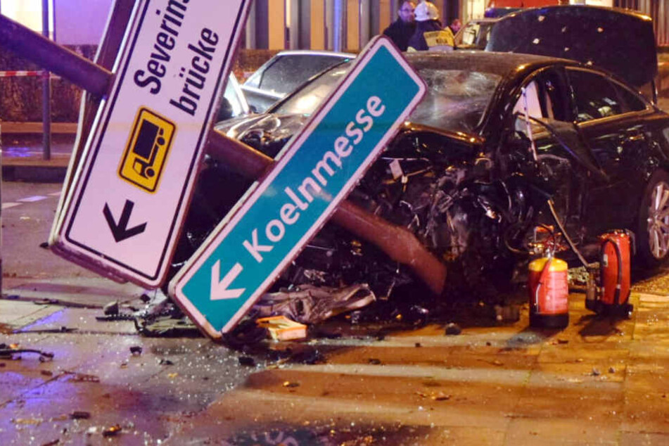 Offenbar fuhr der Mann ungebremst gegen den Ampelmast.