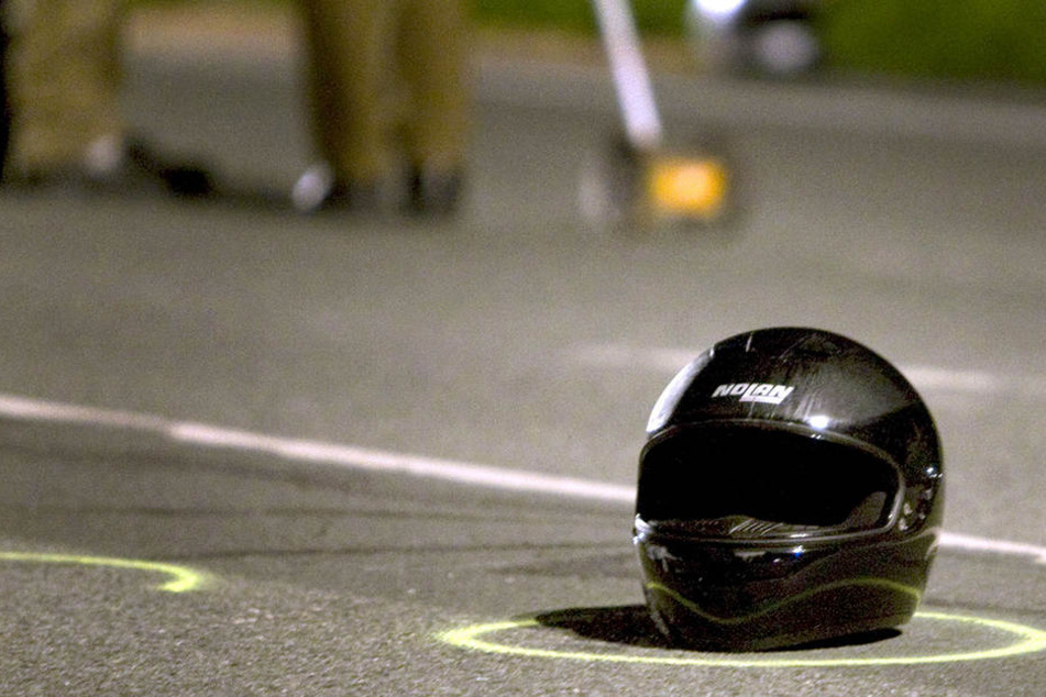 Der 23-jährige Motorradfahrer verstarb noch an der Unfallstelle.