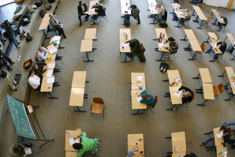 Das Mädchen wurde mitten im Unterricht von zwei Männern abgeholt und nach einem kurzen Gespräch im Lehrerzimmer abgeschoben. (Symbolbild)