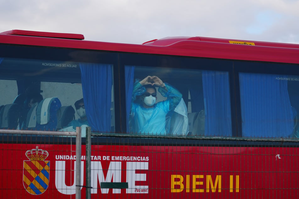 Unter strengen Sicherheitsvorkehrungen erfolgte der Abtransport der Passagiere von Teneriffa.