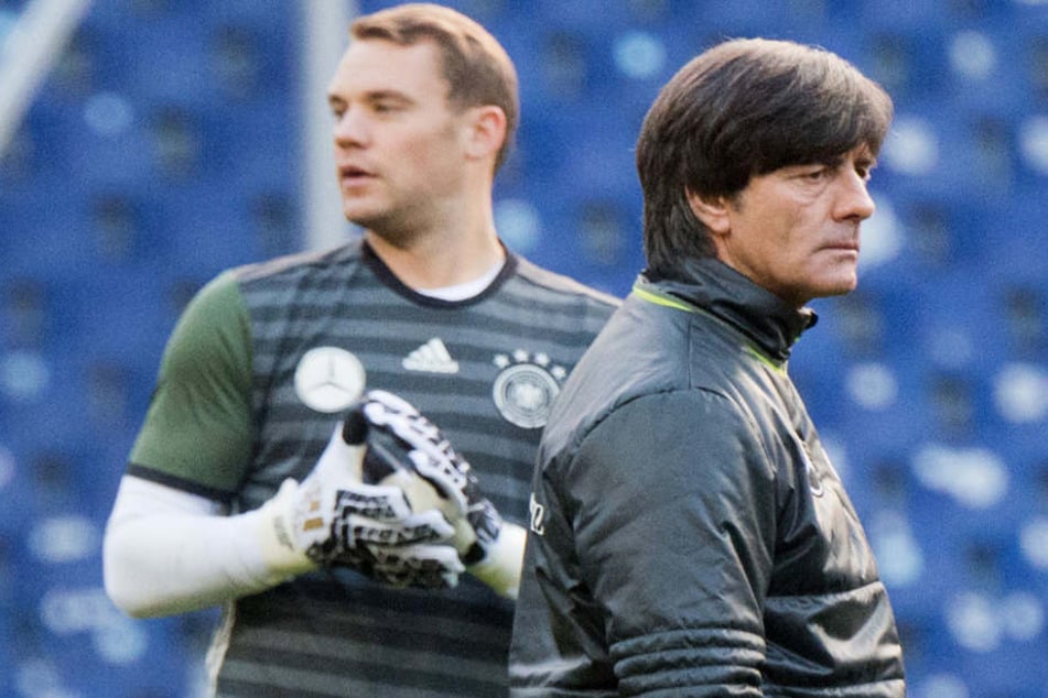 Schafft es Manuel Neuer in den WM-Kader von Joachim Löw (r.)?