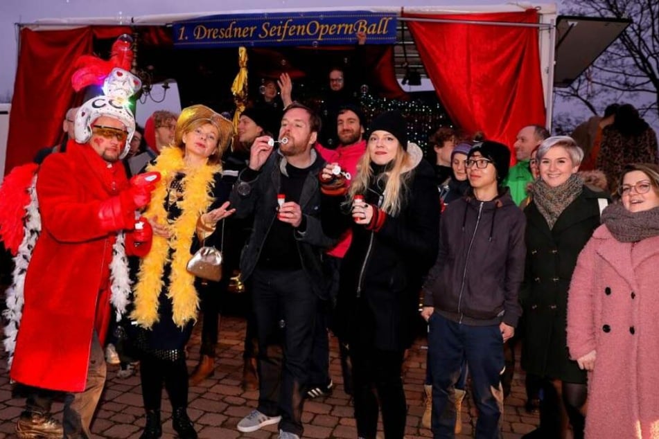 Singen, tanzen, protestieren: Der 1. Dresdner SeifenOpernBall ist gestartet. Die ersten Event-Teilnehmer versammelten sich auf dem Alaunplatz.