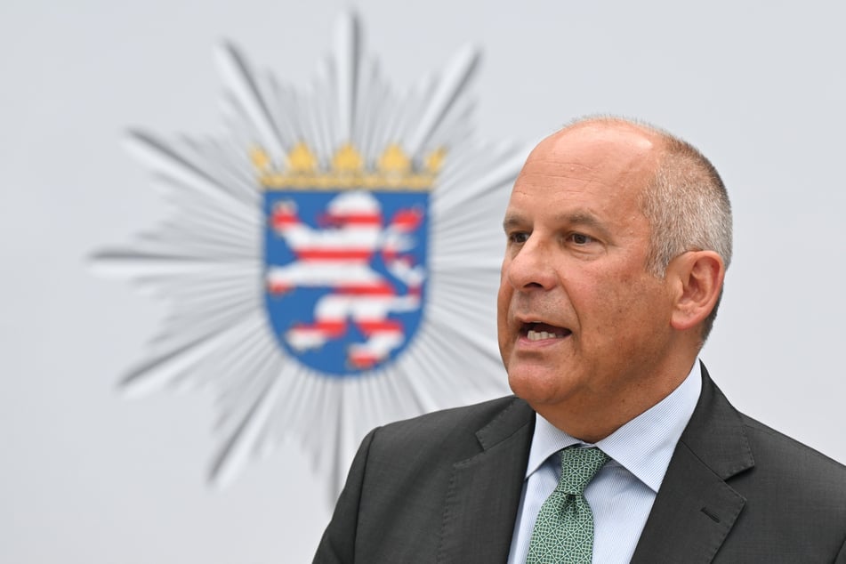 Hessens Innenminister Roman Poseck (55, CDU) erklärte auch, dass sein Vertrauen in die hessische Polizei trotzdem ungebrochen bleibe und man klar zwischen den sehr wenigen beschuldigten Beamten und den mehr als 16.000 rechtschaffenen Polizisten in Hessen differenzieren müsse.