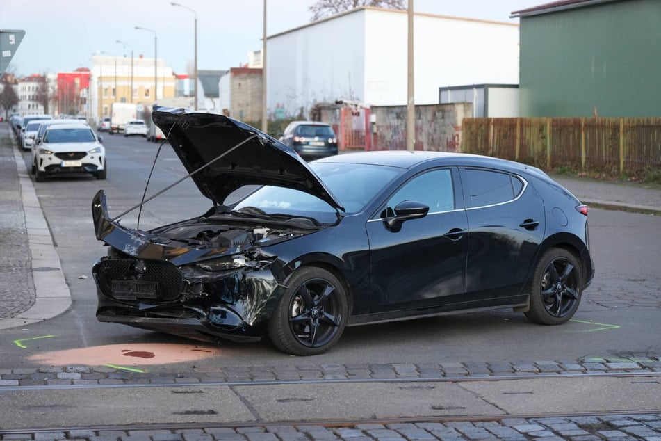Der Mazda wurde im Frontbereich beschädigt.