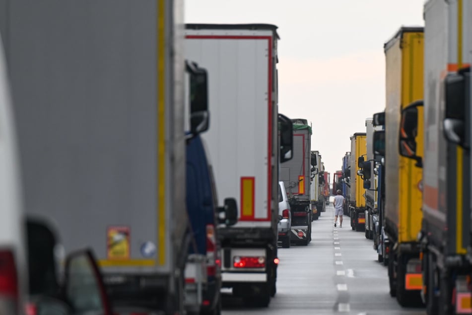 Unfall A4: Vier Schwerverletzte: Trümmerfeld legt A4 zwischen Dresden und Chemnitz lahm