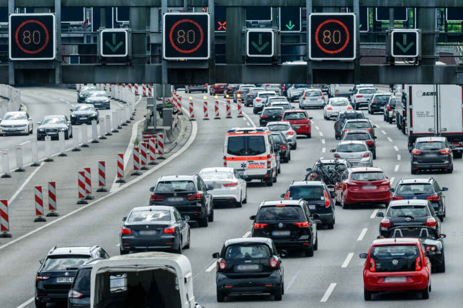 Fahrbahn abgesackt! Verkehr rund um den Elbtunnel lahmgelegt