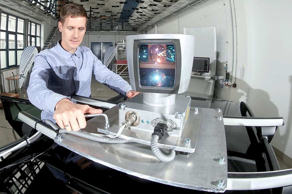Oliver Fohl montiert den Laserscanner auf ein Fahrzeugdach.