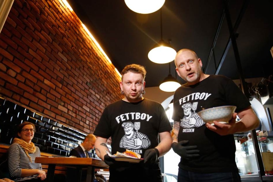 Christian Hagen (33, l.) und Karsten Weigelt (46) servieren im neuen
„Fettboy“ ein Pastrami-Sandwich und Suppe.