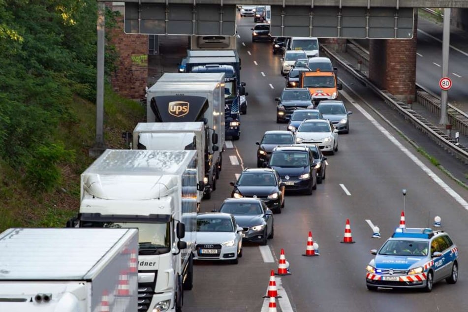 Nach dem Unfall bildete sich ein sechs Kilometer langen Stau. (Symbolbild)