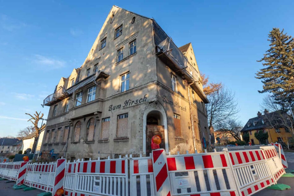 Sorgt seit anderthalb Jahren bei Anwohnern für Ärger: das ehemalige Gasthaus "Zum Hirsch" an der Carl-Hertel-Straße in Siegmar.