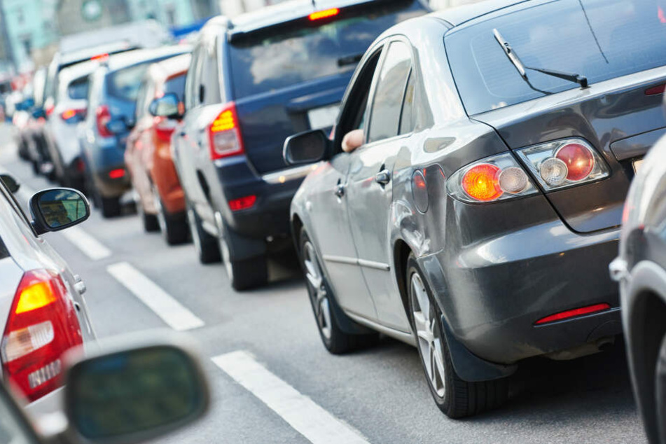 Die Polizei warnt vor erhöhter Staugefahr auf der A4. (Symbolbild)