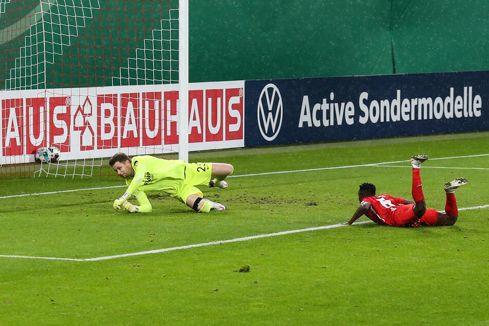 Zehn Minuten nach Spielbeginn konnte Amadou Haidara (r.) Bochums Keeper Patrick Drewes mit einem Flugkopfball zum 1:0 überwinden.