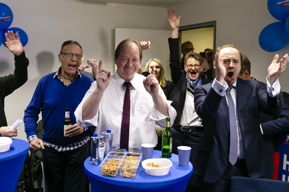 AfD-Spitzenkandidat Dirk Nockemann (63, 2.v.l.), Vorstands-Beisitzerin Anne Schwieger (2.v.r.) und der stellvertretende Sprecher Krzysztof Walczak (26, r.), jubeln. (Archivbild)