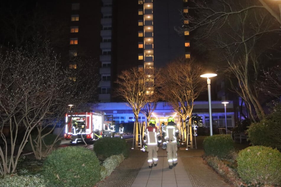 Die Feuerwehr fuhr mit 115 Einsatzkräften zu dem Haus im Berliner Stadtteil Mariendorf.