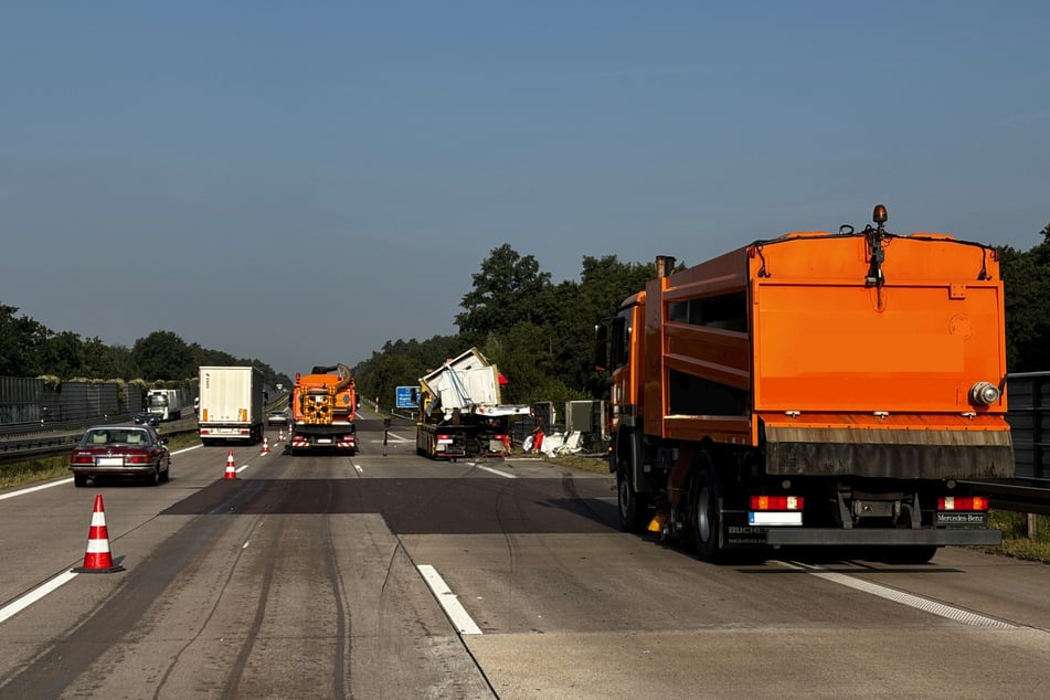 Nach dem Unfall mussten zwei Fahrstreifen gesperrt werden.