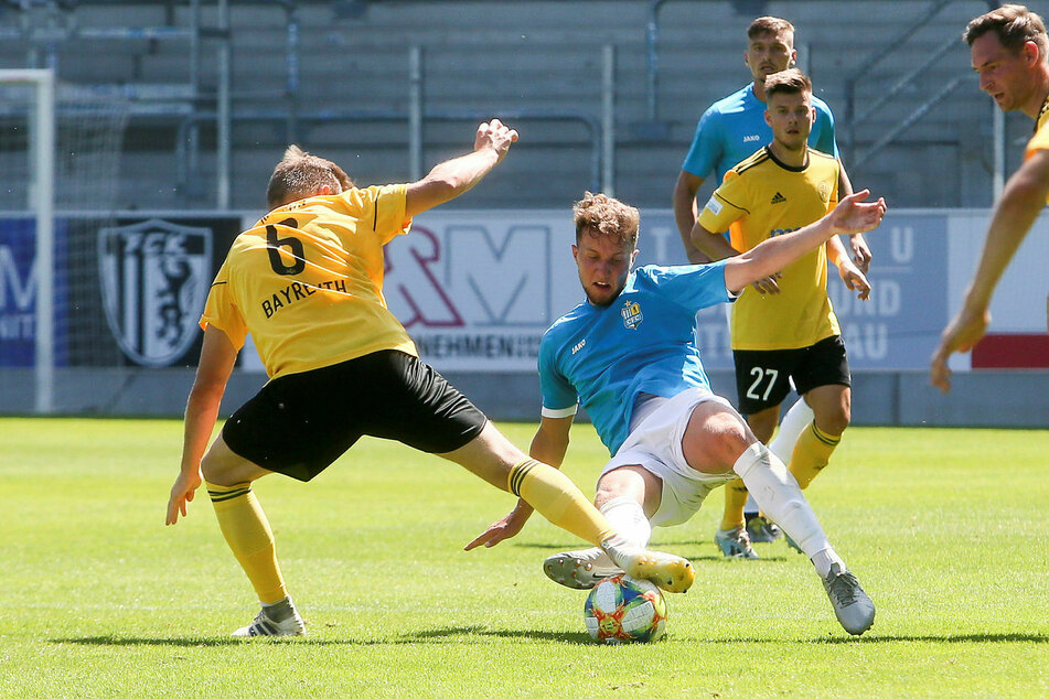 Bayreuths Christopher Kracun (l.) und CFC-Mann Tim Campulka (2.v.l.) kämpfen um den Ball.