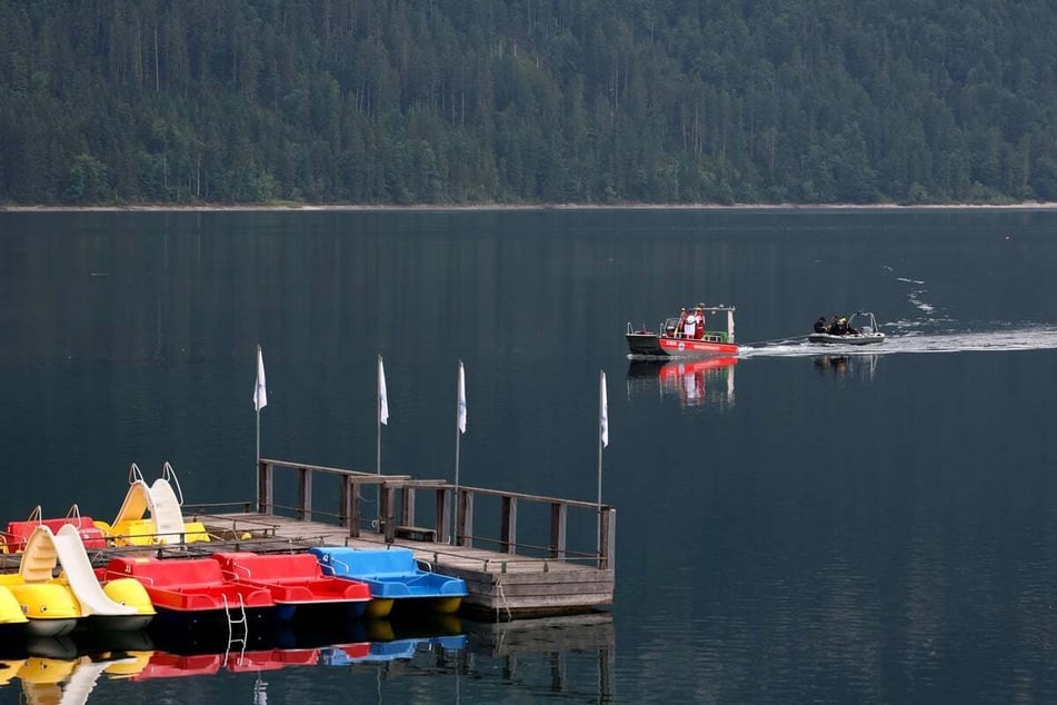 Rettungskräfte suchten den Eibsee ab. Während Taucher im Wasser unterwegs waren, prüfte unter anderem auch ein Hubschrauber die Lage aus der Luft.
