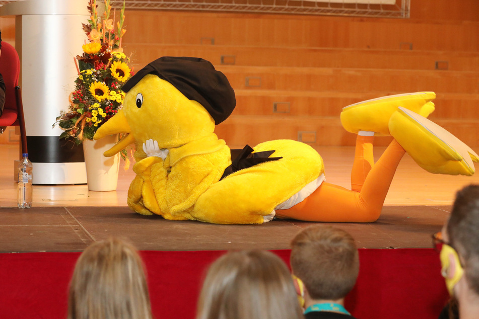 Das Maskottchen, der Goldene Spatz, lag zur Eröffnung des Festivals auf der Bühne im Theatersaal.