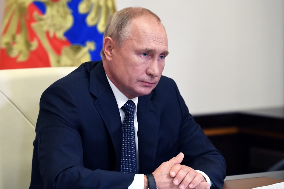 Wladimir Putin, Präsident von Russland, nimmt von seiner Vorstadtresidenz Nowo-Ogarjowo aus an einer Kabinettssitzung teil.