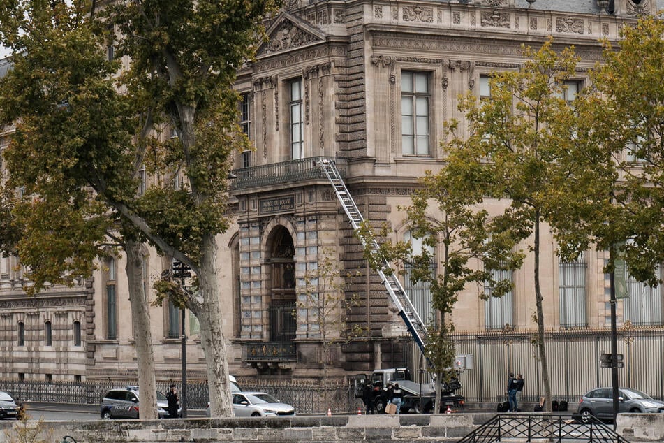 Den Lastenwagen hatten sie dabei: Über das obere Fenster stiegen am Wochenende Diebe in den Louvre ein.