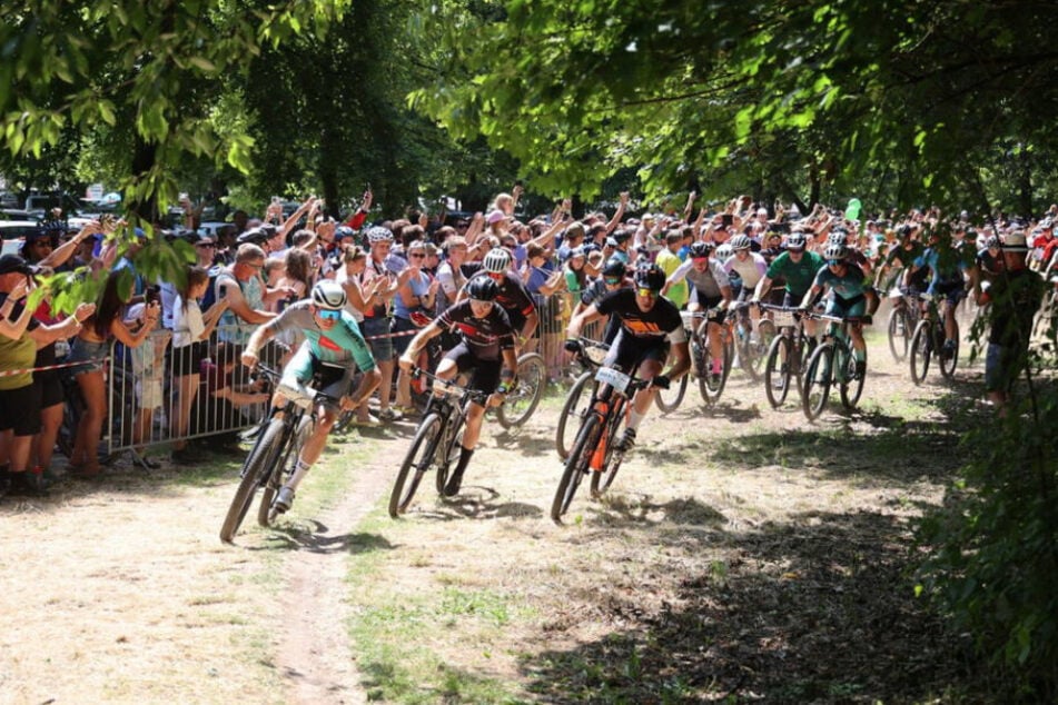 Vollgas am Stausee: So wild ging es ins Vorjahr beim Start der Achterteams zu.