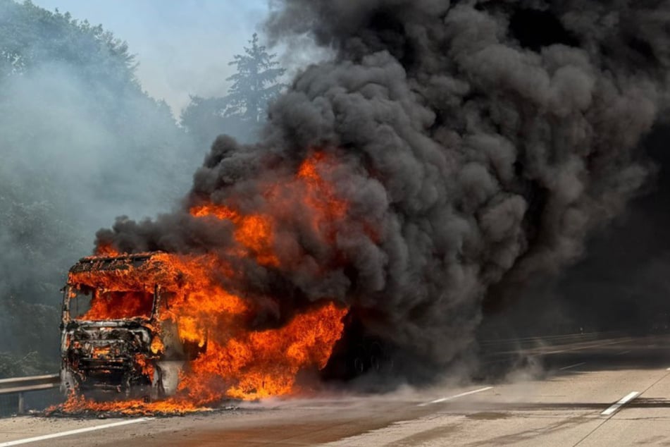 Ein Lastwagen ist auf der A7 bei Bad Fallingbostel in Brand geraten.