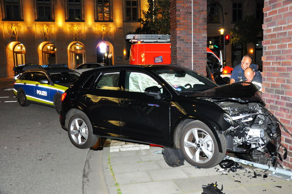 In der Nacht zu Samstag ist ein Wagen mit zwei Insassen in Hamburg gegen einen Gebäudepfeiler gekracht.
