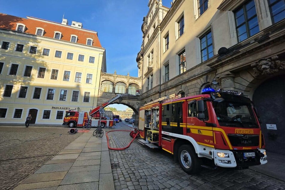Die Dresdner Feuerwehr führt in der Altstadt eine Übung durch. Das Szenario: Feuer im Residenzschloss!