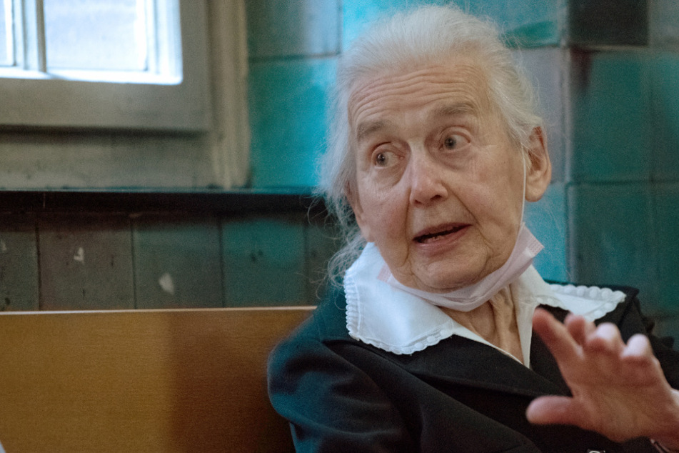 Kaum frei, geht sie wieder in den Knast: Holocaust-Leugnerin (92) erneut verurteilt