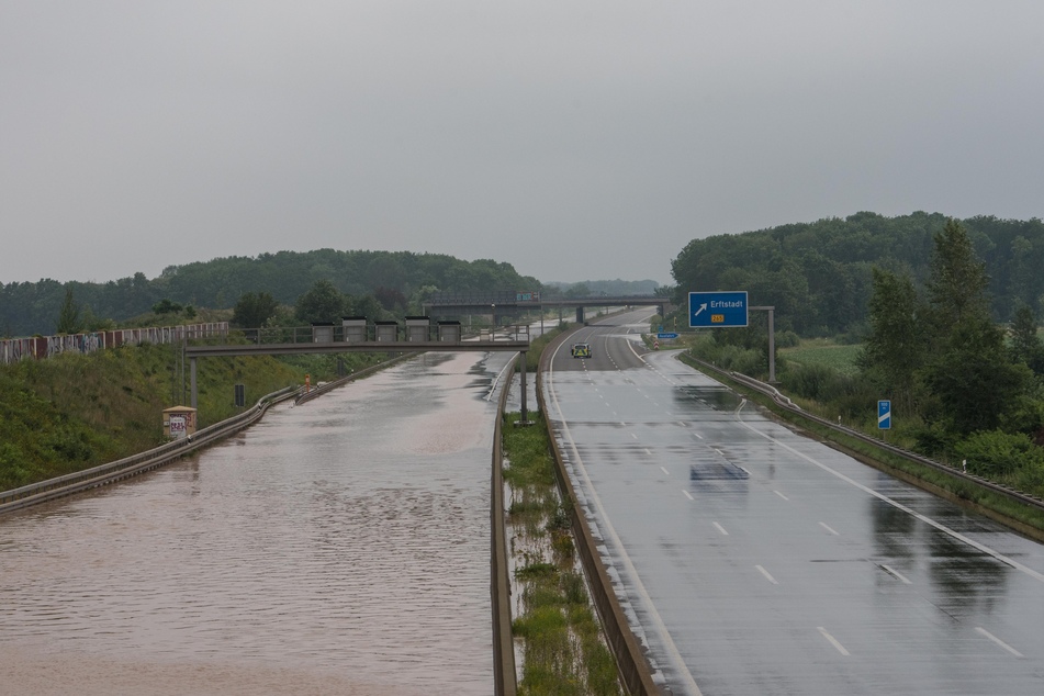 Das Regen-Unwetter in NRW hat auf zahlreichen Autobahnen für überflutete Fahrbahnen gesorgt.