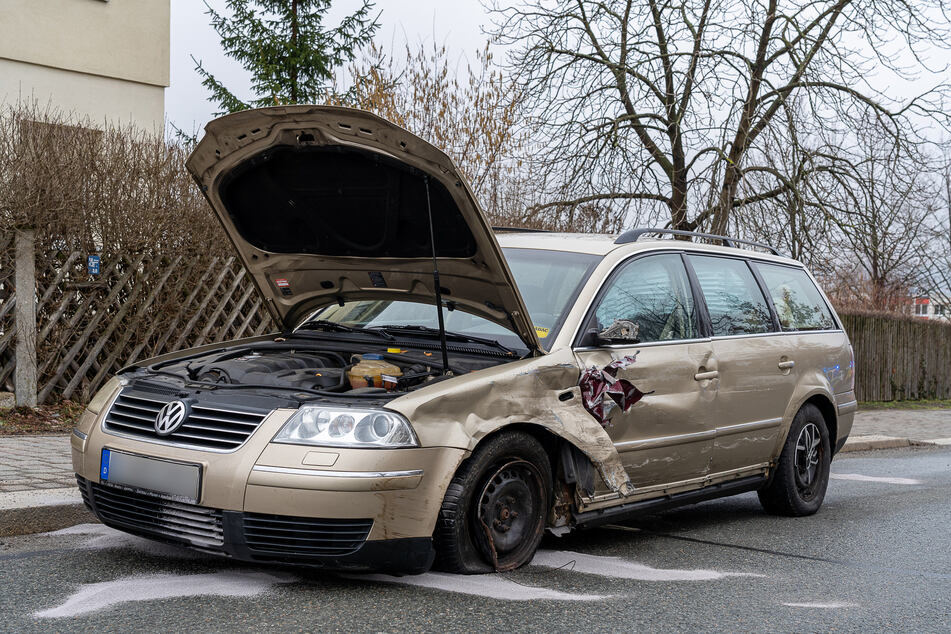 Der 76-jährige Fahrer des VW Passat blieb unverletzt.