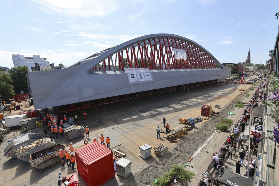 Der Rohbau der neuen Sternbrücke ist 108 Meter lang und 21 Meter breit.
