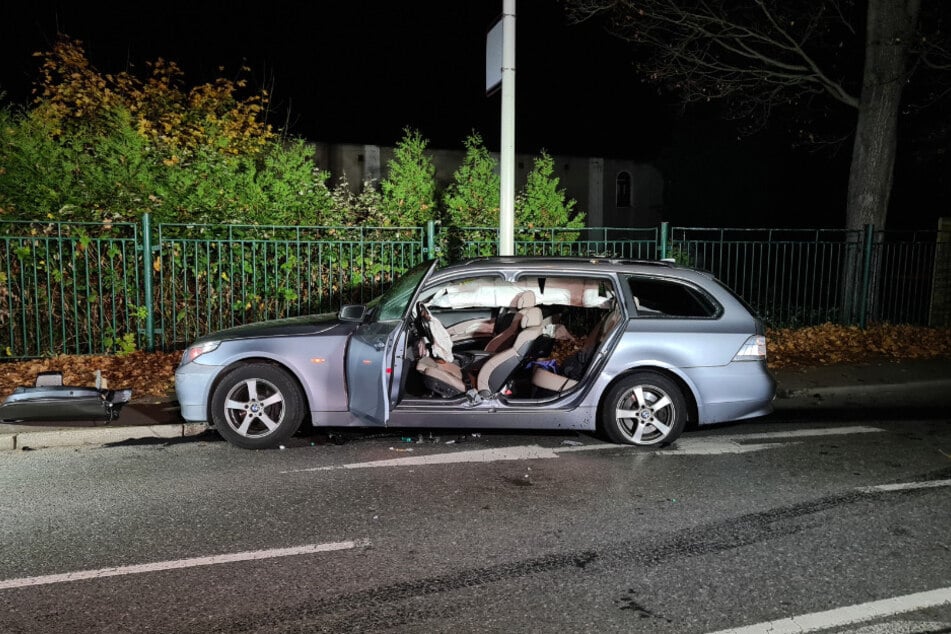Der Abend des 29. Oktober 2022: Nach den Schüssen war der BMW an einem Mast auf der Zwickauer Humboldtstraße zum Stehen gekommen.